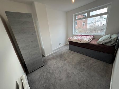 1 bedroom in a house share to rent - Photo 2