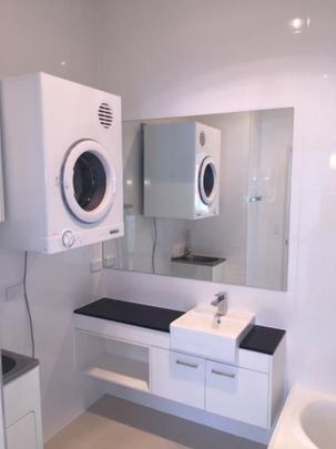 Modern Apartment with Stunning Views – Sky Gardens Building - Photo 1