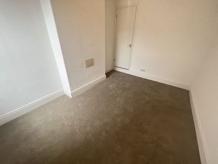 3 Bedroom Terraced - Photo 3