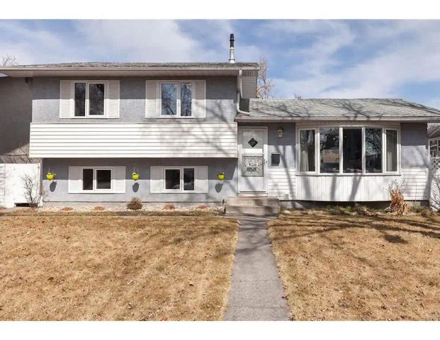 RENOVATED STUNNING 4 BEDROOM FAMILY FRIENDLY HOUSE - 2205 SQFT LIVING SPACE — 3 Bedrooms+ Den House - Photo 1