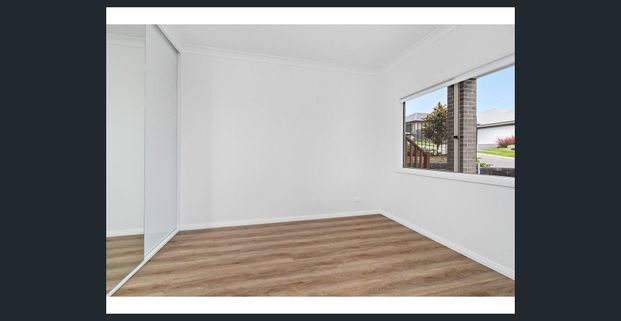 IMMACULATE FAMILY HOME IN CAMERON PARK – PERFECT BLEND OF STYLE AND CONVENIENCE - Photo 1