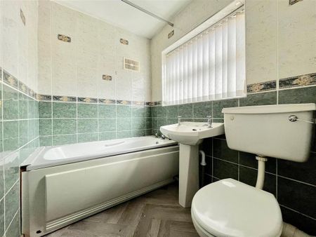 3 bedroom flat to rent - Photo 4