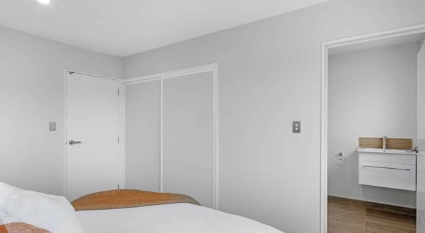 Modern and Sunny Room - Photo 1