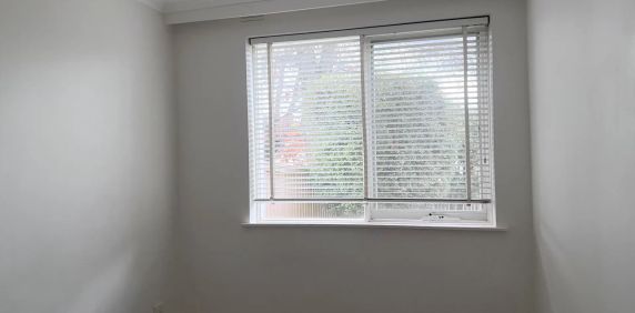 Convenient Ground Floor Two Bedroom Apartment - Photo 2