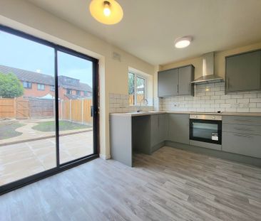 2 bedroom mid terrace to let - Photo 4