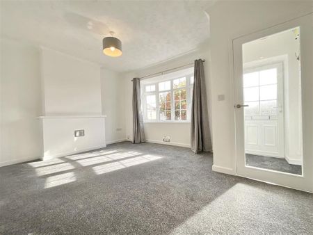3 bedroom semi-detached house to rent - Photo 2