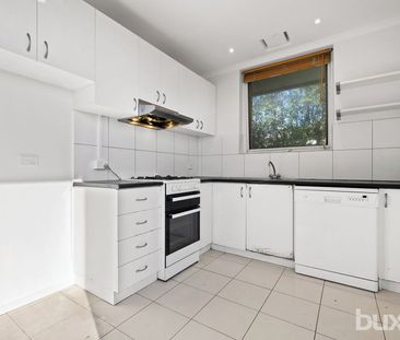 FRESHLY PAINTED 2 BEDROOM APARTMENT - Photo 4