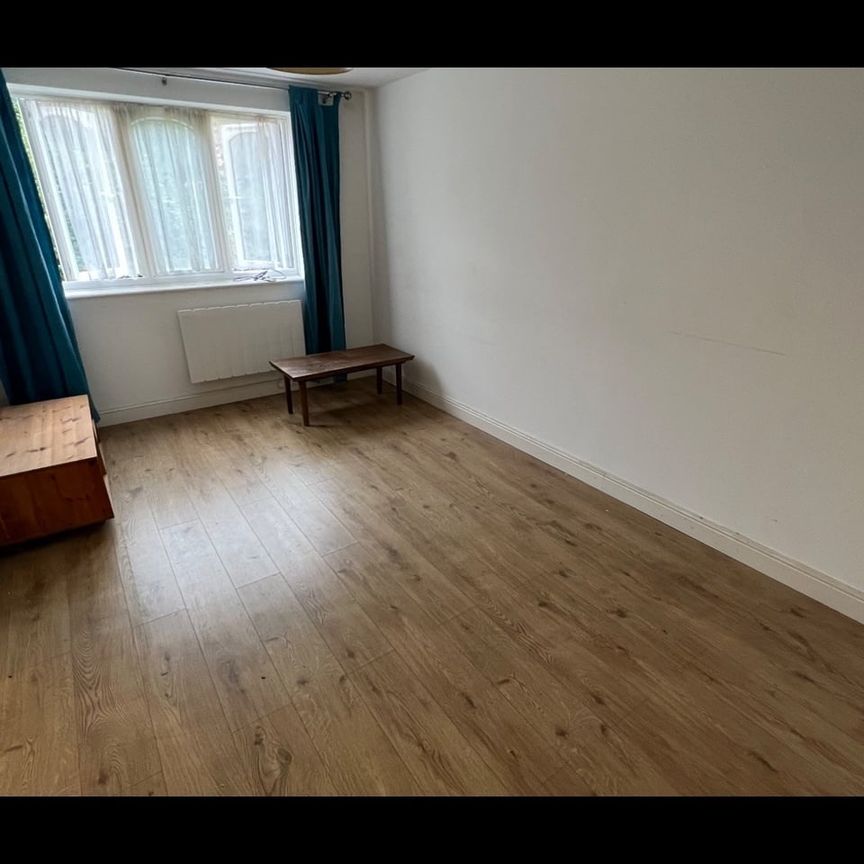 1 Bed Flat, Armoury Road, SE8 - Photo 1
