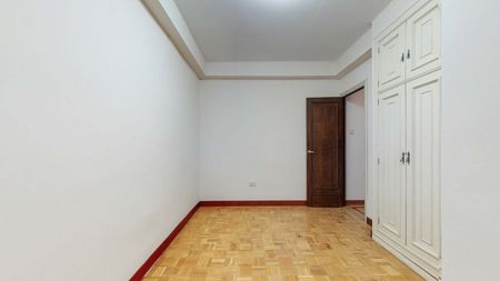 Large flat for rent in Valencia city center in a building of 1958 - Photo 5