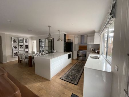 Space, Style and Convenience - Photo 2