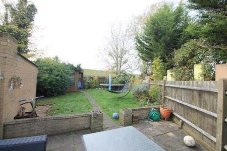 Selwood Gardens, Stanwell, Middlesex,TW19 - Photo 5