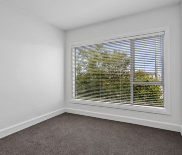 Fully Renovated 4 Bedroom in Heart of Merivale - Photo 2