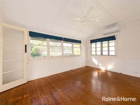 QUEENSLANDER - GOOD SIZE HOUSE NEAR UQ! - Photo 4