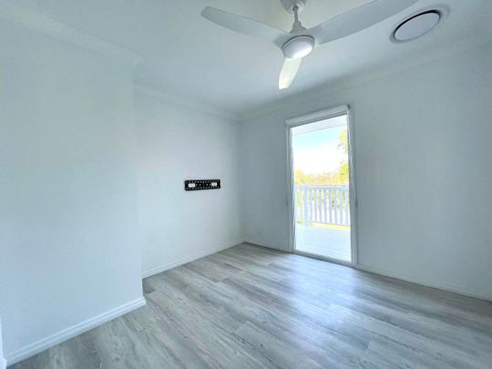 Morden Renovated House in Helensvale - Photo 1