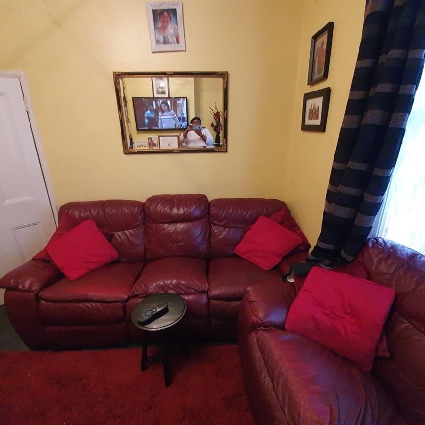 Room in a Shared Flat, Hargwyne Street, SW9 - Photo 1