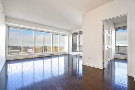 Le 400 Sherbrooke Ouest is located a few steps away from Montreal's Quartier des Spectacles. - Photo 4