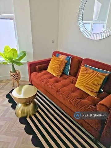 1 bedroom in a house share to rent - Photo 2