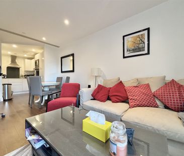 Lincoln Plaza, London - Photo 2