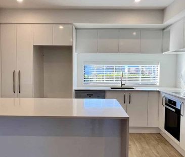 Beautiful 3 Bedroom Townhouse - Photo 2