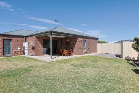 Modern 3 Bedroom Home in Sought-After Location - Photo 3