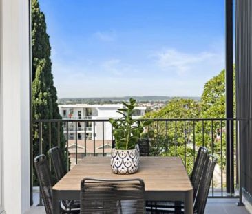 SPACIOUS, THREE BEDROOM APARTMENT WITH VIEWS - Photo 4