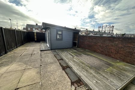 Dickens Avenue - Photo 2