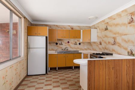 Sun-Drenched 3-Bedroom Family Home Ideal for Entertaining - Photo 4