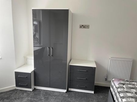 5 bedroom end of terrace house to rent - Photo 2