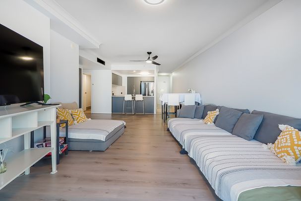 MOMENTS TO THE BEACH AND PUBLIC TRANSPORT - Furnished or Unfurnished - Photo 1