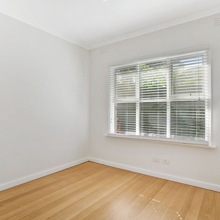 Charming 2 Bedroom Property with comfort and convenience - Photo 1