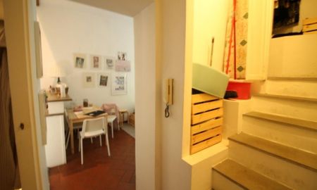 Trastevere-Terrace: Furnished 2 bedroom, 2 bath located in elegant private villa setting. Entrance, living-dining, full kitchen, air conditioning, private terrace with views over garden - Photo 4