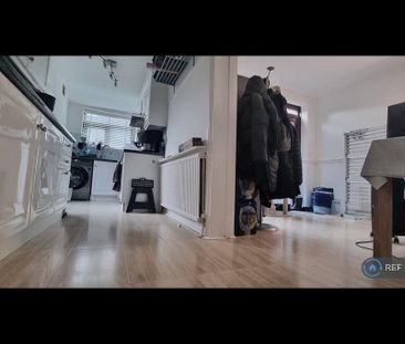 3 bedroom semi-detached house to rent - Photo 6