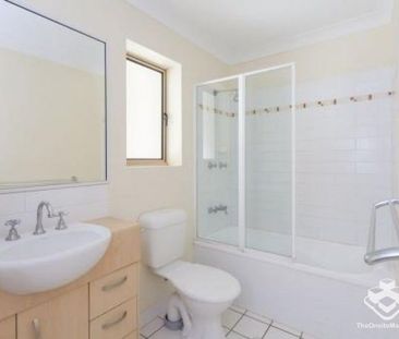 Spacious Two Bedroom Two Bathroom Apartment Living in Garden City - Photo 4