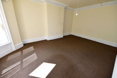 3 bedroom Flat in Otley Road, Leeds - Photo 4