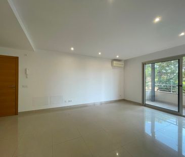 Apartamento sin amueblar con terraza, parking, un dormitorio, sin a... - Photo 2