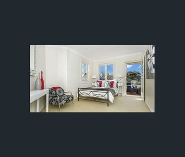 Sundrenched boutique townhouse in prime location - Photo 2