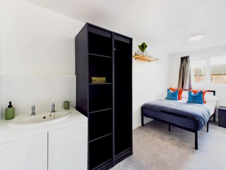 6 Bedroom House - Photo 4