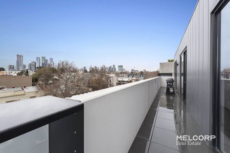 SPACIOUS THREE BEDROOMS AT ARDEN PARK – UNFURNISHED - Photo 2