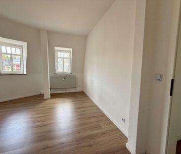Lichtdurchflutete renovierte 2-Raumwohnung mit Stellplatz zu vermieten - Foto 1