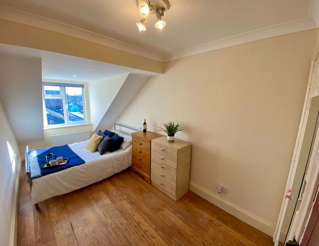 Newly refurbished double en-suite room in LN6 - Photo 1