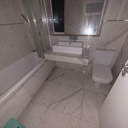 3 bedroom flat to rent - Photo 4