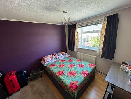 Oving Close - Detached Bedroom House With A Garage &#; Luton, LU2 - Photo 4