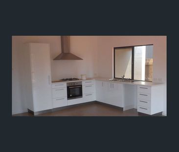 Modern 4 bedroom 2 bathroom home in Cable Beach - Photo 1