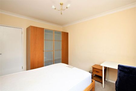 3 bedroom flat to rent - Photo 3