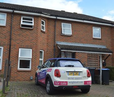 3 bedroom Terraced - BROADWATER CRESCENT, WELWYN GARDEN CITY. - Photo 2