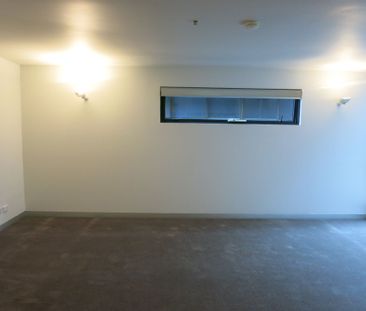 Stylish and Secure Apartment in the Heart of the Bay Street Precinct - Photo 2