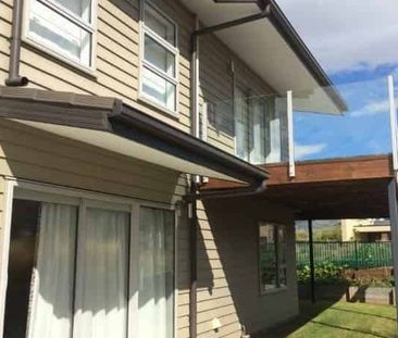 Elevated Two-bed home with beautiful views to Rent - Photo 3