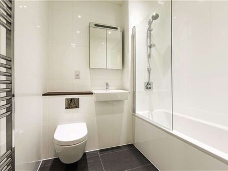 A first floor two bedroom apartment with parking - Photo 5