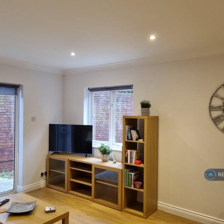 4 bedroom end of terrace house to rent - Photo 1