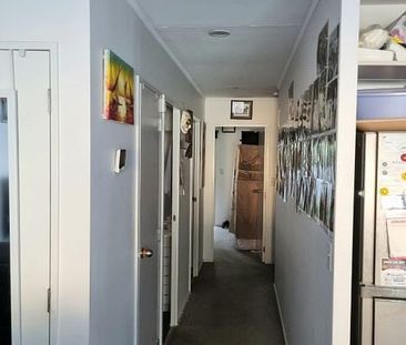 Charming 3BR Home in Papatoetoe - Photo 3